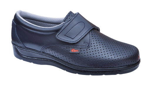 Zapato con velcro y orificios